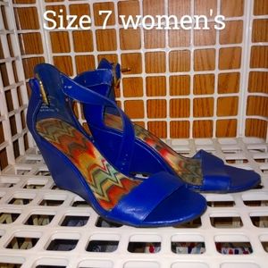 Blue woman's wedge heals
